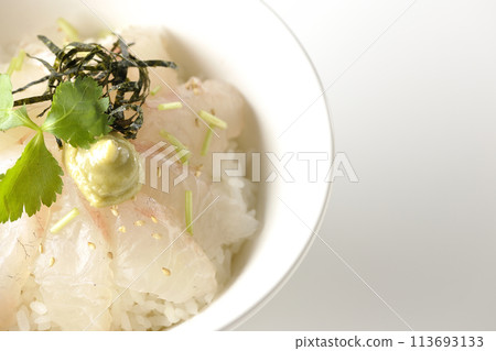頭頂上拍攝的海鯛茶泡飯，上面有三葉葉、海藻絲和芥末，然後在白色背景下添加大石湯 113693133