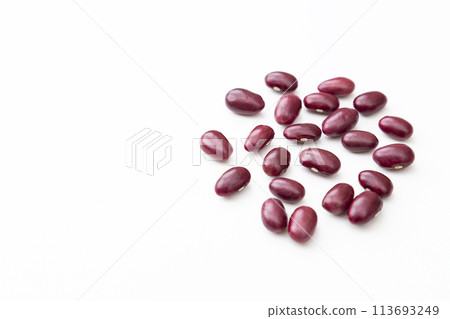 白色背景上的大正紅芸豆 白色背景上的大正紅芸豆 113693249