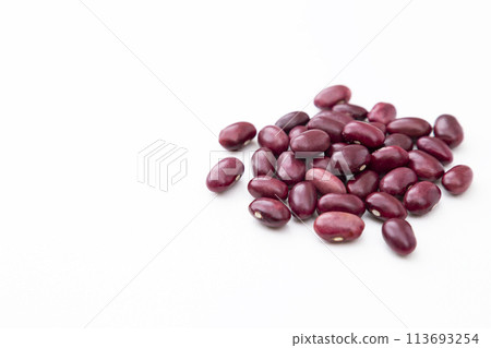 白色背景上的大正紅芸豆 113693254