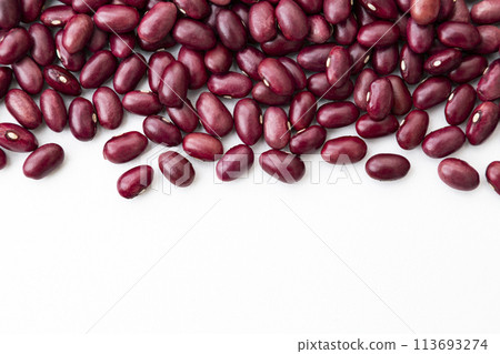 白色背景上的大正紅芸豆 白色背景上的大正紅芸豆 113693274