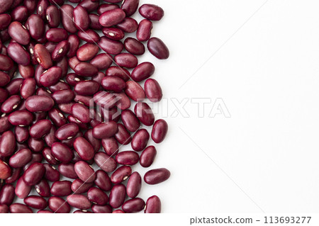 白色背景上的大正紅芸豆 113693277
