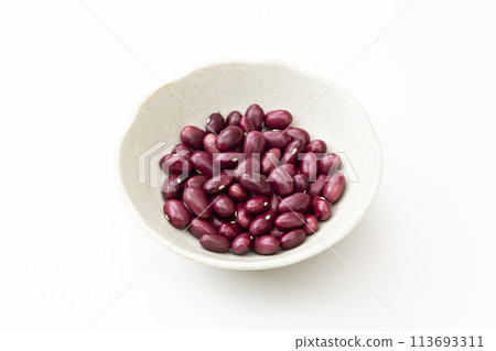 Taisho Kintoki beans on white background 113693311
