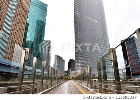 Pedestrian deck with glass walls in Shiodome Pedestrian deck with glass walls in Shiodome 113693337
