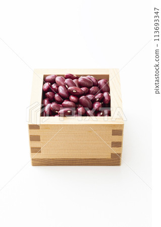 Taisho Kintoki beans on white background 113693347