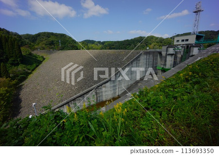 The embankment of the Kobushigawa Dam The embankment of the Kobushigawa Dam 113693350