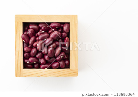 Taisho Kintoki beans on white background 113693364