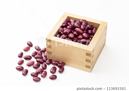 白色背景上的大正紅芸豆 113693381