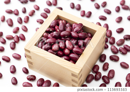 白色背景上的大正紅芸豆 113693383