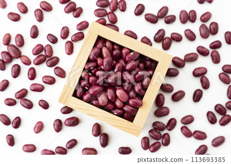 白色背景上的大正紅芸豆 113693385
