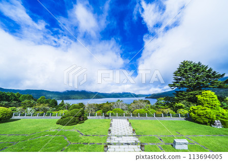 從恩賜箱根公園湖畔展望台看到的蘆之湖夏日景色【神奈川縣箱根町】 113694005