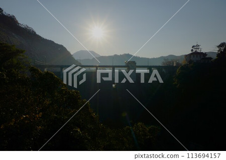 三部水壩堤、三座山和太陽 三部水壩堤、三座山和太陽 113694157