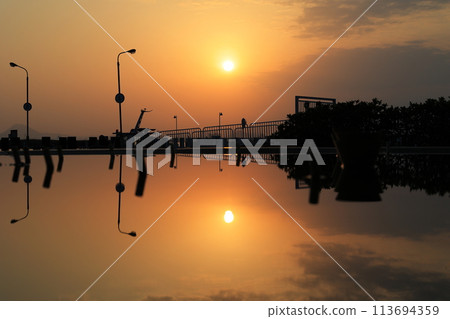 Asahi reflected on the surface of the water 113694359