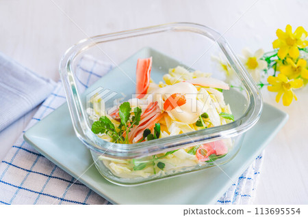 將燙過的高麗菜與蛋黃醬和明太子醬攪拌。 將燙過的高麗菜與蛋黃醬和明太子醬攪拌。 113695554