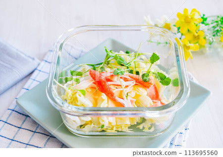 高麗菜和蟹條加鹽汆燙 113695560