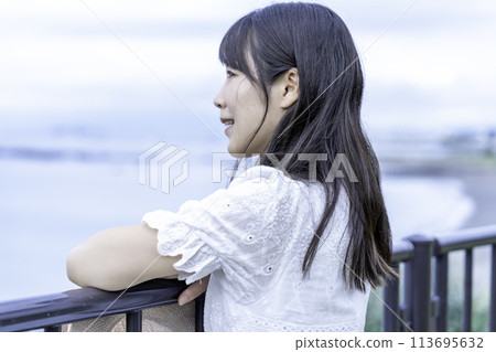 一個女人看著海的配置文件 113695632