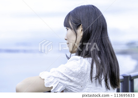 一個女人看著海的配置文件 113695633