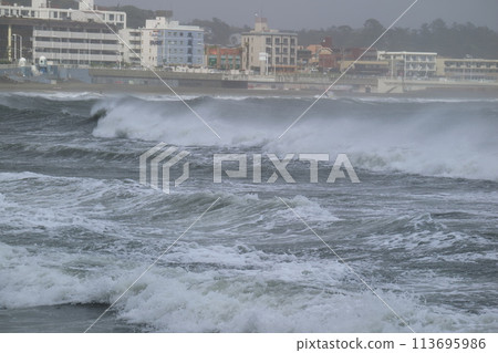 Rough waves crashing on the shores of Enoshima Rough waves crashing on the shores of Enoshima 113695986