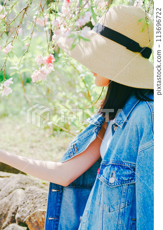 一名婦女拍攝農業公園盛開的美麗櫻花的照片 113696722