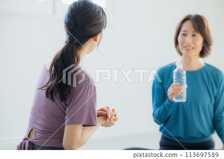 在瑜珈館做瑜珈的女人 113697589