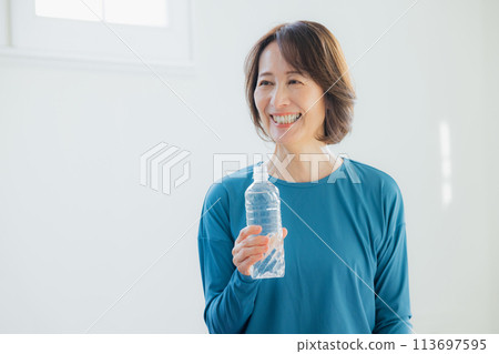 在瑜珈館做瑜珈的女人 113697595