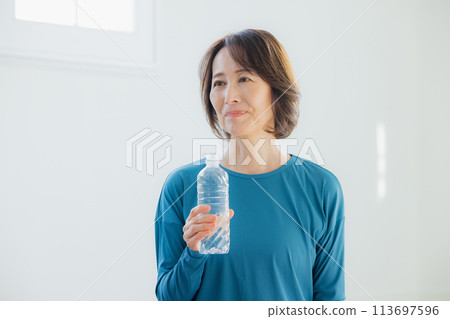 在瑜珈館做瑜珈的女人 在瑜珈館做瑜珈的女人 113697596