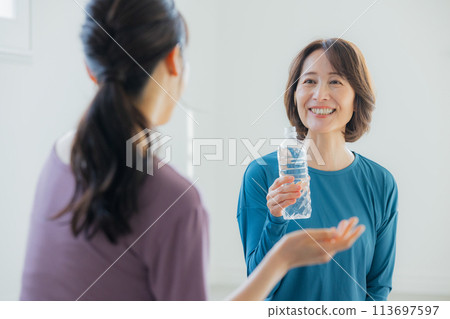 在瑜珈館做瑜珈的女人 在瑜珈館做瑜珈的女人 113697597