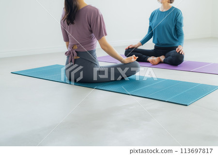 在瑜珈館做瑜珈的女人 113697817