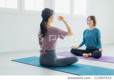 在瑜珈館做瑜珈的女人 113697819