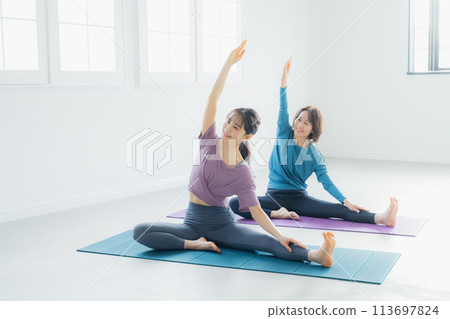 在瑜珈館做瑜珈的女人 在瑜珈館做瑜珈的女人 113697824