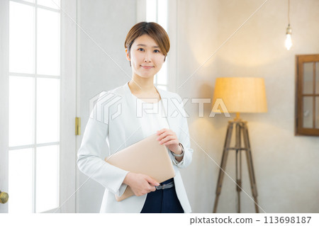 Business woman, office casual 113698187