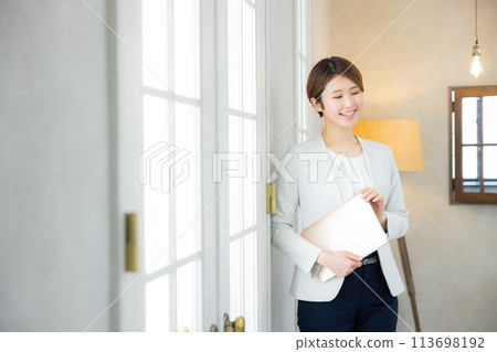 Business woman, office casual 113698192