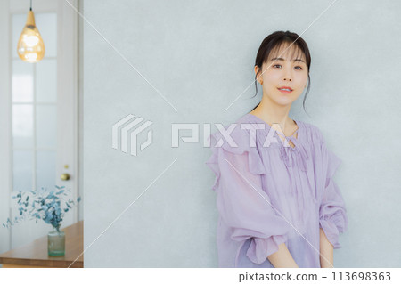 穿紫色襯衫的女人 113698363