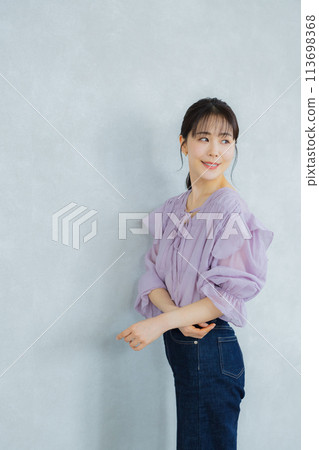 穿紫色襯衫的女人 穿紫色襯衫的女人 113698368