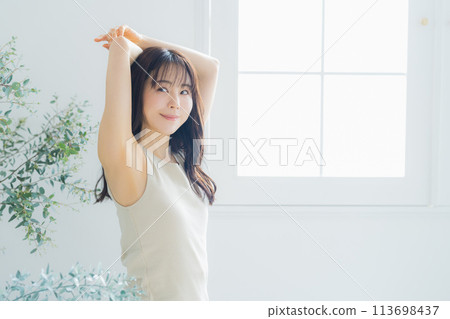 年輕婦女伸展 113698437