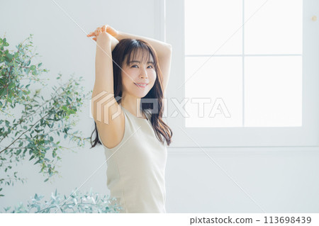 年輕婦女伸展 113698439