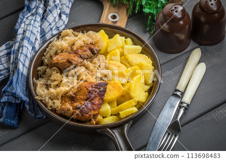 Fried ribs in sauerkraut. 113698483