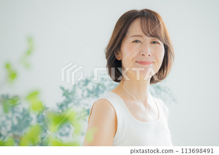 Middle female skincare image 113698491