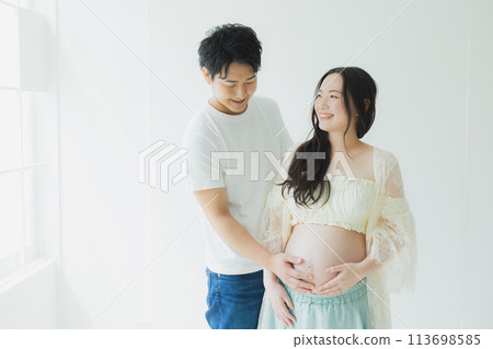A husband supporting a pregnant woman 113698585