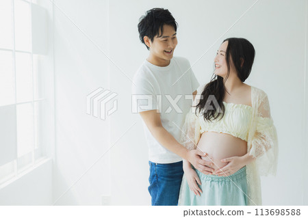 A husband supporting a pregnant woman 113698588