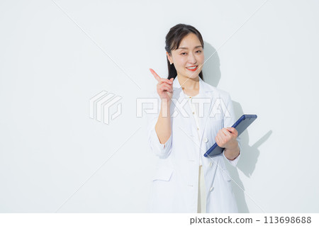 拿著片劑的微笑的女性醫生 113698688