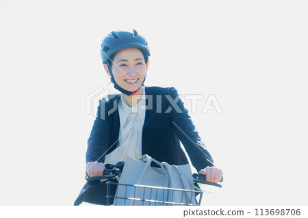 騎自行車上下班的中年婦女 113698706