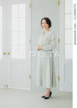 女人看著窗外 113698731
