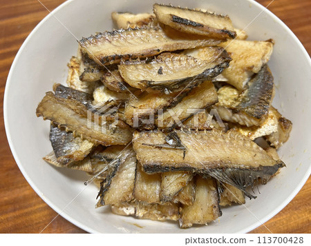 拍攝台灣南部常見的美食煎飛魚肉 113700428