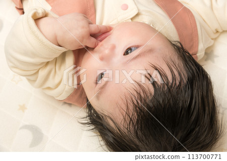 [Baby thumb sucking] 113700771