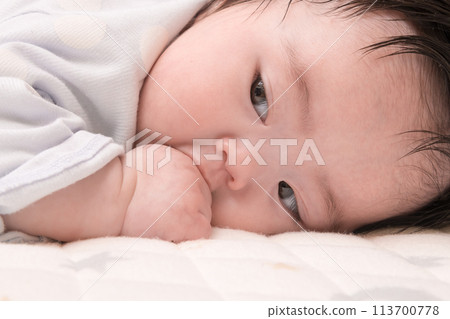 [Baby sucking thumb, lie face down] 113700778