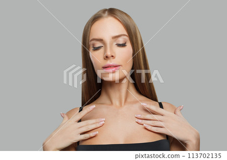 Posing fashion model woman with long healthy hairstyle, fresh shiny skin and makeup 113702135