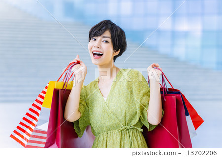 Woman shopping at a shopping center Woman shopping at a shopping center 113702206