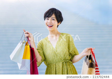 在購物中心購物的女人 113702444