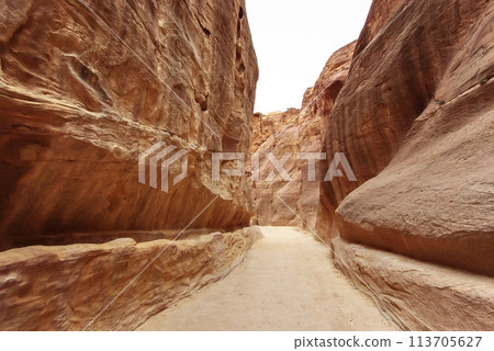 Petra (Jordan) - footpath between the erosied rocks to the Al-Khazneh. 113705627