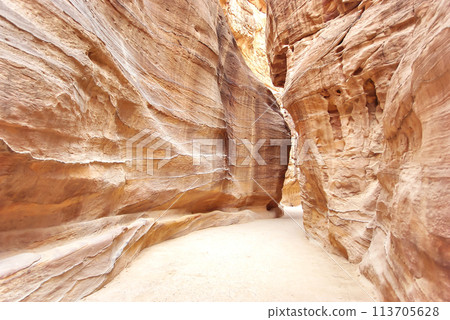 Petra (Jordan) - footpath between the erosied rocks to the Al-Khazneh. 113705628